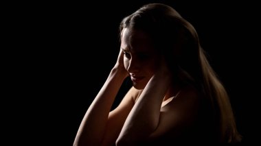 Korkmuş kadın başını tutarak, panik atak, ruh sağlığı sorunları muzdarip