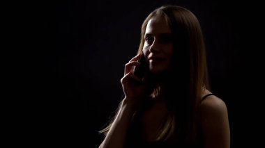 Mutlu kadın telefon konuşan ve gülümseyen, sevgili ile konuşma zevk