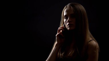 Sinirli kadın telefon konuşuyor, kocası ile kavga, risk kırmak, çatışma