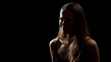 Üzgün kadın ağlıyor, siyah arka planda izole, kötü haber, sorunlar ile üzgün