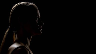 Kadın kendini kusurlu hissediyor, korkuyla ileriye bakıyor, güvensizlikle savaşıyor