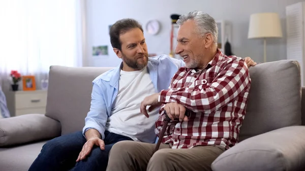 Alegres Machos Adultos Compartiendo Recuerdos Padre Hijo Bromeando Pasando Buen — Foto de Stock