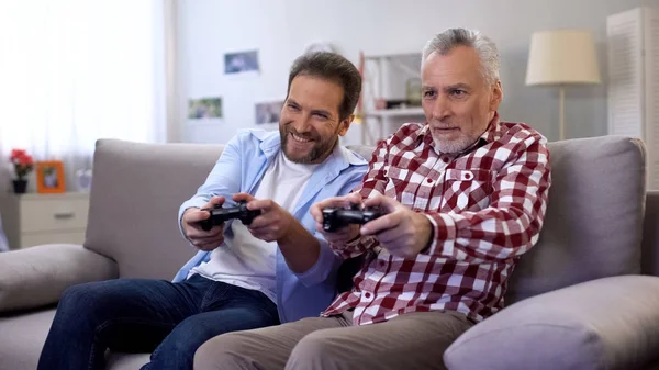 Uomo Anziano Con Figlio Che Gioca Videogioco Usando Joystick Divertendosi — Foto Stock
