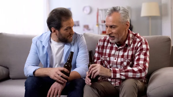 Ενήλικος Πατέρας Και Γιος Χαλαρώνουν Σαββατοκύριακο Πίνοντας Μπύρα Και Μιλώντας — Φωτογραφία Αρχείου