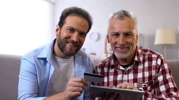 Lycklig Far Och Son Holding Tablet Och Kreditkort Titta Kamera — Stockfoto