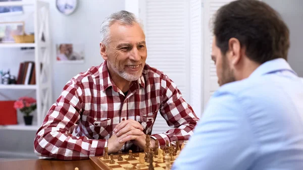 Glücklicher Senior Beim Schachspielen Mit Sohn Wochenendhobby Und Freizeitaktivität — Stockfoto