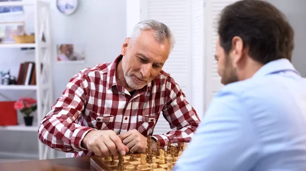 Vater Und Sohn Wetteifern Schach Wochenendhobby Und Freizeitaktivität Tradition — Stockfoto