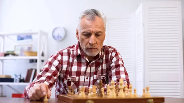 Concentrated Old Man Playing Chess Alone Preparing Competition Strategy — Stock Photo, Image