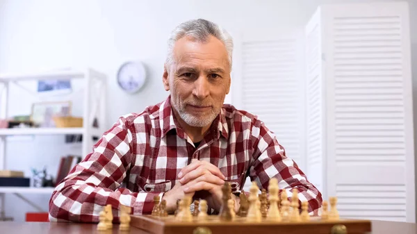Starší Muž Hrající Sám Šachy Dívá Kameru Připravující Konkurenci — Stock fotografie