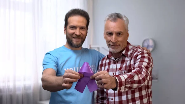 Voluntário Macho Sênior Mostrando Fita Roxa Consciência Doença Alzheimer — Fotografia de Stock