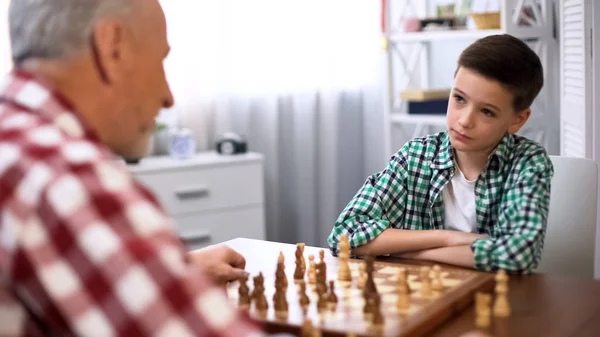 Junge Spielt Schach Mit Großvater Familientradition Geistige Entwicklung — Stockfoto