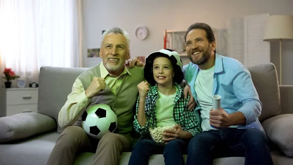 Eccitato Nonno Papà Figlio Felici Vittoria Della Nazionale Calcio Casa — Foto Stock