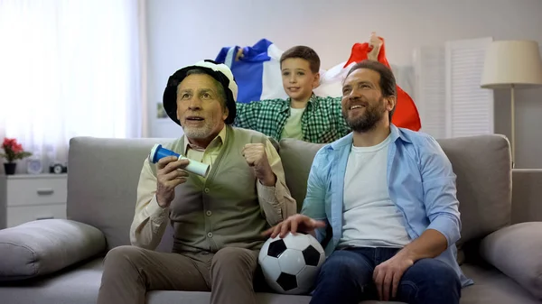 Membros Família Masculina Apoiando Futebol Francês Assistindo Campeonato Casa — Fotografia de Stock