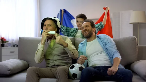 フランスサッカーチーム選手権ホームを応援する興奮した男性家族 — ストック写真