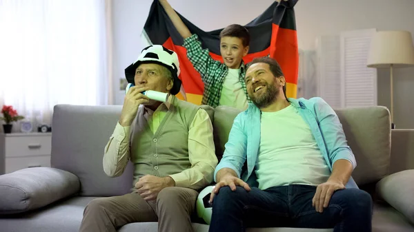 快乐的德国球迷为足球队加油 友好的家庭有好时光 — 图库照片