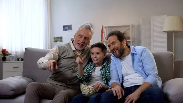 Χαμογελαστοί Άνδρες Και Αγόρια Ποπ Κορν Παρακολουθούν Φιλμ Στην Τηλεόραση — Φωτογραφία Αρχείου