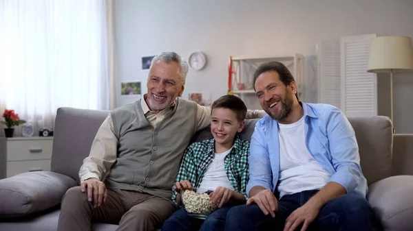 Örömteli Nagypapa Apa Fia Élvezi Komédia Show Szórakoztunk Együtt — Stock Fotó