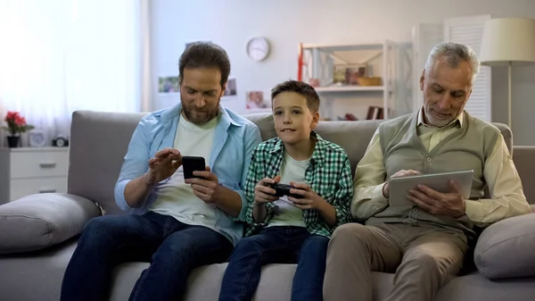 Erwachsene Männer Scrollen Gadgets Preteen Boy Spielen Videospiele Gadget Sucht — Stockfoto