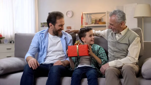 Παππούς Και Μπαμπάς Συγχαρεί Προεφηβικό Αγόρι Δίνοντας Δώρο Γενεθλίων Στο — Φωτογραφία Αρχείου
