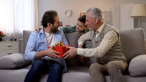 Nonno Scolaro Congratularsi Con Uomo Mezza Età Dare Scatola Regalo — Foto Stock