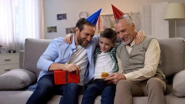 Nonno Papà Congratulano Con Ragazzo Preadolescente Day Dando Confezione Regalo — Foto Stock