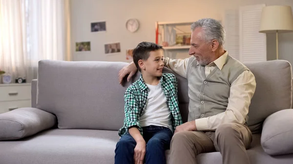 Giovane Nipote Nonno Maturo Che Guardano Relazioni Familiari — Foto Stock