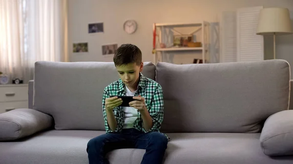 Vorschulkind Zaudert Und Spielt Spiel Auf Smartphone Gadget Sucht — Stockfoto