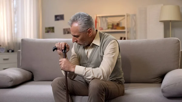 Rentner Mit Rohrstock Auf Sofa Sitzend Einsamkeit Und Depression Probleme — Stockfoto