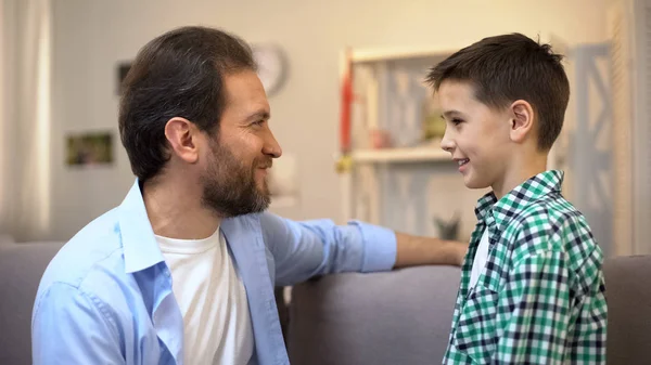 Otec Sdílí Životní Zkušenost Svým Synem Dává Poradenství Rodinné Vztahy — Stock fotografie