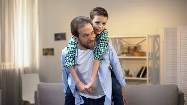 Menino Sentado Nas Costas Seu Pai Membros Família Masculina Divertindo — Fotografia de Stock