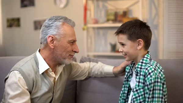 Reifer Großvater Mit Liebe Und Stolzem Blick Auf Seinen Kleinen — Stockfoto