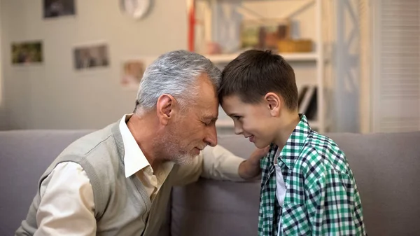 Alte Männer Und Jungen Berühren Stirn Freundschaft Zwischen Opa Und — Stockfoto