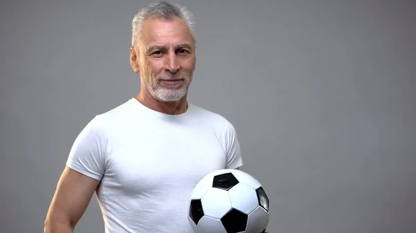 Alter Athletischer Mann Mit Fußballball Fußballtrainer Aktivem Lebensstil — Stockfoto