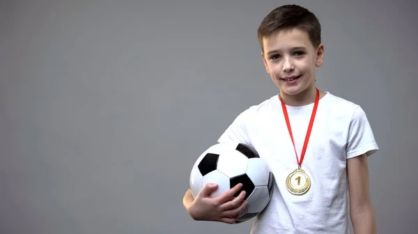 Menino Feliz Sorrindo Com Medalha Vencedor Peito Segurando Bola Futebol — Fotografia de Stock