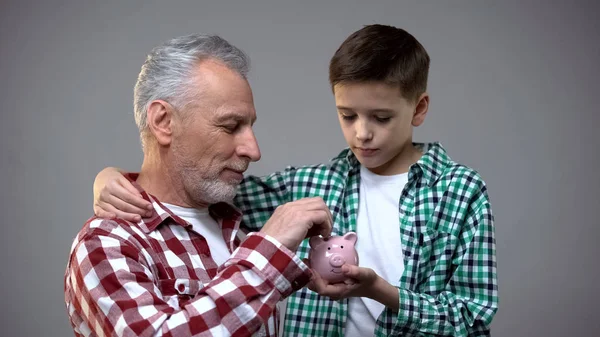 Älterer Mann Steckt Münze Sparschwein Ersparnisse Für Die Zukunft Bankgeschäfte — Stockfoto