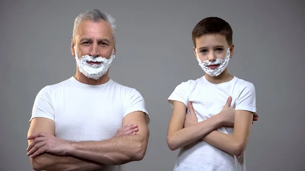 Gelukkige Senior Mannelijke Kleine Jongen Het Scheren Schuim Kruising Handen — Stockfoto