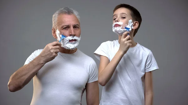 Ernstige Opa Kleinzoon Scheren Kid Doen Alsof Volwassen Ochtendritueel — Stockfoto