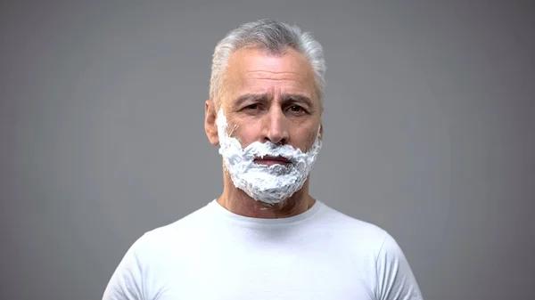 Hombre Maduro Aplicando Espuma Afeitar Cara Crema Para Cuidado Piel — Foto de Stock