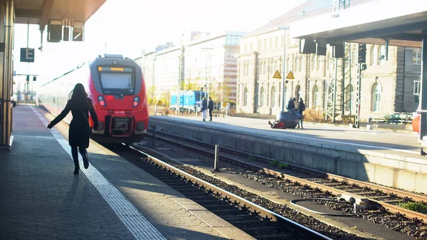Дама Опаздывает Поезд Бегает Платформе Жизнь Современном Городе Тайм Менеджмент — стоковое фото