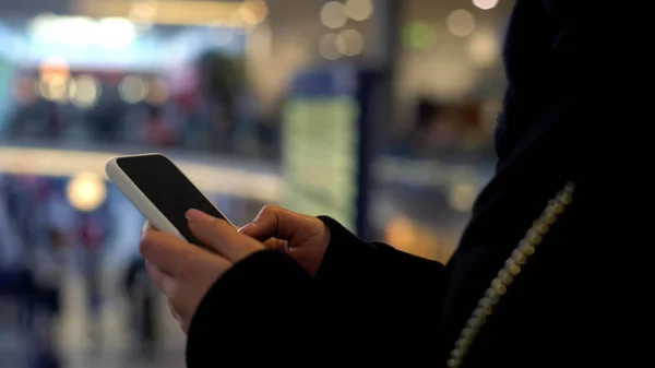 Dactylographie Féminine Sur Smartphone Debout Dans Centre Commercial Banque Ligne — Photo