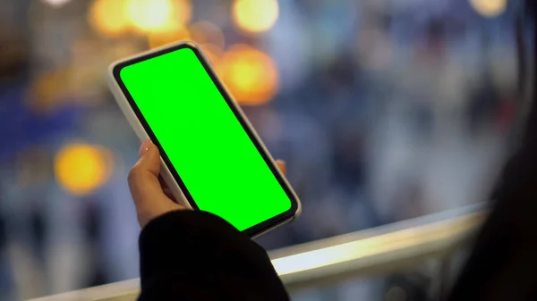 Γυναίκα Κρατώντας Κινητό Τηλέφωνο Πράσινη Οθόνη Στέκεται Στο Εμπορικό Κέντρο — Φωτογραφία Αρχείου