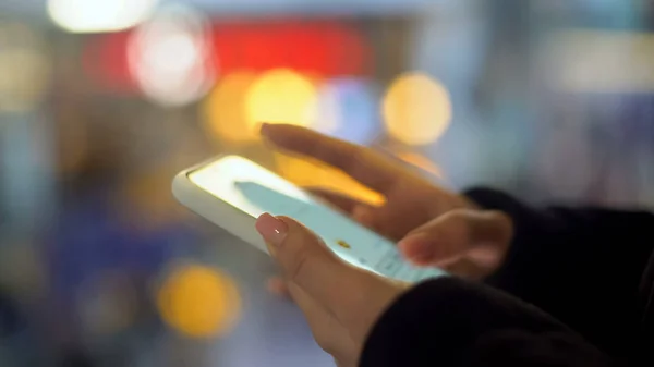 Dame Chattet Auf Smartphone Mit Freundin Schreibt Nachricht Internetverbindung — Stockfoto