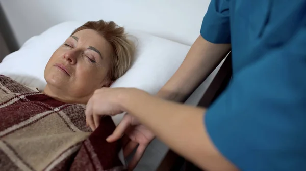 Zorgzame Verpleegkundige Met Betrekking Tot Slapen Oude Vrouwelijke Patiënt Met — Stockfoto
