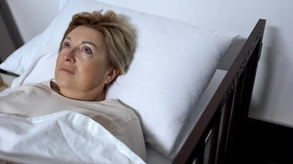 Hasta Yatakta Yatan Etrafına Bakan Endişeli Yaşlı Hasta Alzheimer Hastalığı — Stok fotoğraf