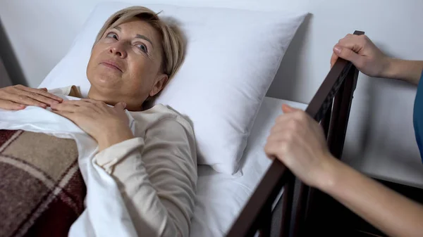 Hastane Yatağında Kıdemli Kadın Doktora Bakıyor Tavsiyeleri Dinliyor — Stok fotoğraf