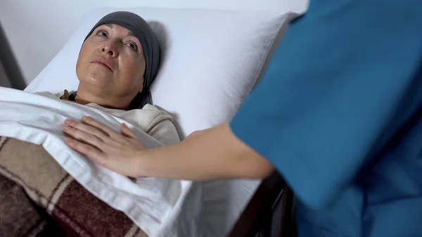 Больная Медсестра Покрывает Пожилого Пациента Одеялом Страдает Раком Поддерживает — стоковое фото