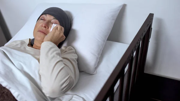 Kobieta Płacz Pacjenta Szpitalu Łóżko Wycieranie Łzy Chusteczką Rak — Zdjęcie stockowe