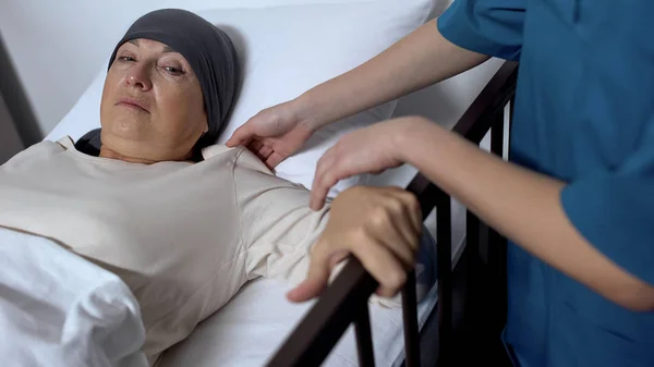 Oncologista Ajudando Paciente Idosa Sair Cama Hospital Suporte Médico — Fotografia de Stock