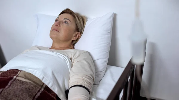 Λυπημένος Ηλικιωμένος Ασθενής Που Κείτεται Κρεβάτι Αρρωστημένων Κάτω Από Σταγονόμετρο — Φωτογραφία Αρχείου