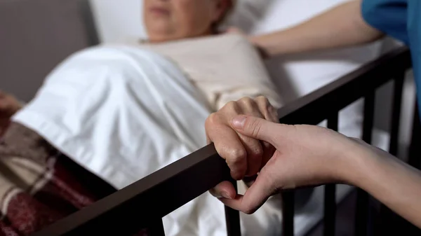 Зріла Жінка Виходить Ліжка Допомогою Медсестри Перший Раз Після Операції — стокове фото